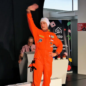 Na Luno je predstava, ki popelje v vesolje!